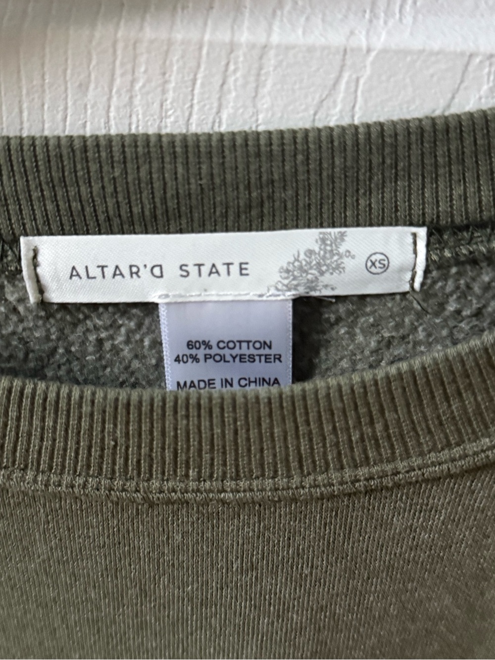 Altar’d State Colorado Rock Mountains Crewneck in Green - Picture 4 of 5